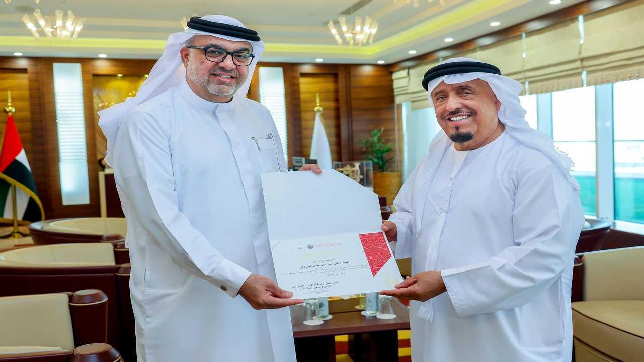 نائب رئيس الشرطة في دبي يحتفي بمبتكر الدوريات الفارهة